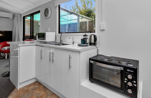 Kensington Cottage | Cottage in garden setting - close to walking tracks and food outlets.