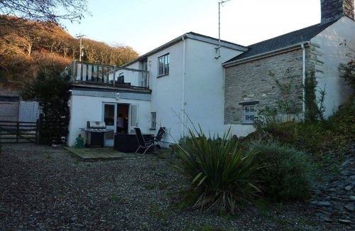 Aberdovey Cottage | Cottage in private woodland next to estuary, sleeps up to 9