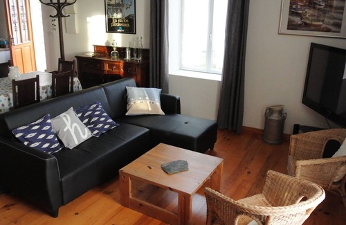 Saint-Derrien House | Cottage in the property of a mansion near the sea