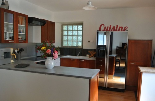 Saint-Derrien House | Cottage in the property of a mansion near the sea