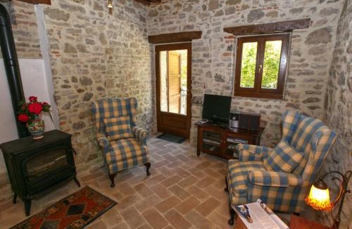 Lisciano Niccone House | Cottage in Umbria with Lake Views & Pool