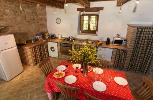 Lisciano Niccone House | Cottage in Umbria with Lake Views & Pool