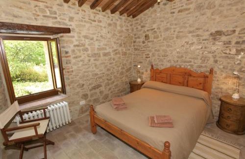 Lisciano Niccone House | Cottage in Umbria with Lake Views & Pool