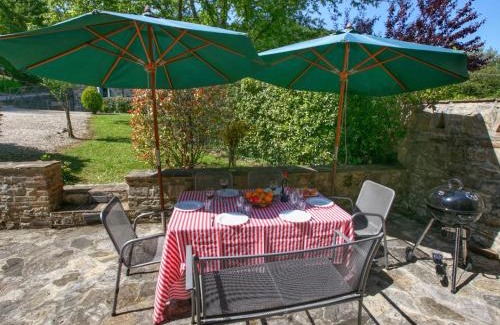 Lisciano Niccone House | Cottage in Umbria with Lake Views & Pool