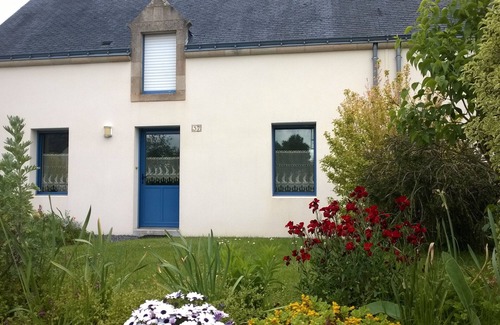 Ferel House | Cottage labeled 3 stars between sea and countryside