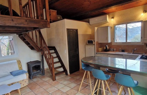 Berre-des-Alpes House | Cottage 'Les Lys' with Mountain View, Wi-Fi and Air Conditioning