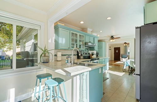 Vancouver House | Cottage near Vancouver Lake! Cozy, Clean, & Comfortable w/new Pickleball Court!