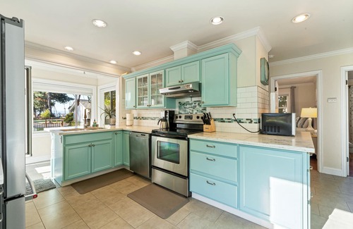 Vancouver House | Cottage near Vancouver Lake! Cozy, Clean, & Comfortable w/new Pickleball Court!