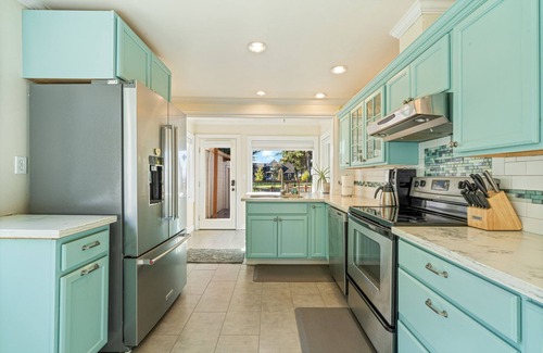 Vancouver House | Cottage near Vancouver Lake! Cozy, Clean, & Comfortable w/new Pickleball Court!