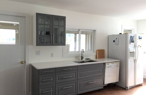 Nelson Cottage | Cottage on a private sandy beach with a gorgeous view of the city of Nelson.