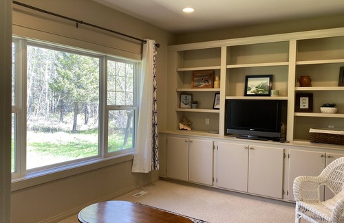 East Kootenay Cabin | Cottage on Beautiful Tie Lake with A/C and Hot Tub