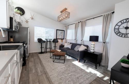 Old Southwest Apartment | Cottage on Historic Grounds Citrine