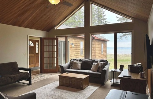 St Ignace House | Cottage on Lake Michigan minutes from Mackinac Island Ferry