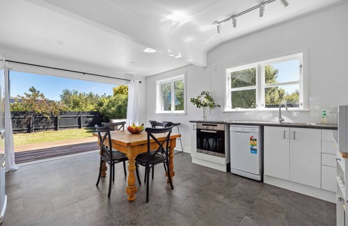 Martinborough Cottage | Cottage on Strasbourge: 2-minute walk to Martinborough Square, bikes