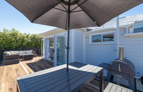 Martinborough Cottage | Cottage on Strasbourge: 2-minute walk to Martinborough Square, bikes