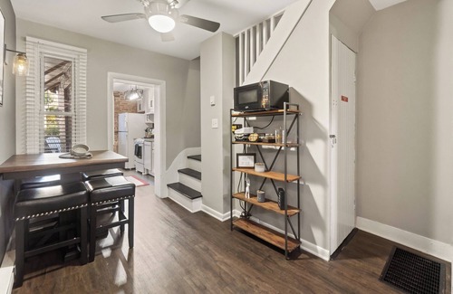 Downtown House | Cottage on the Creek - Cozy 2BR Rowhome in the Center of Downtown