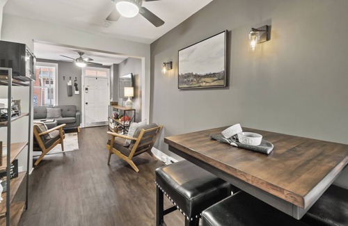 Downtown House | Cottage on the Creek - Cozy 2BR Rowhome in the Center of Downtown