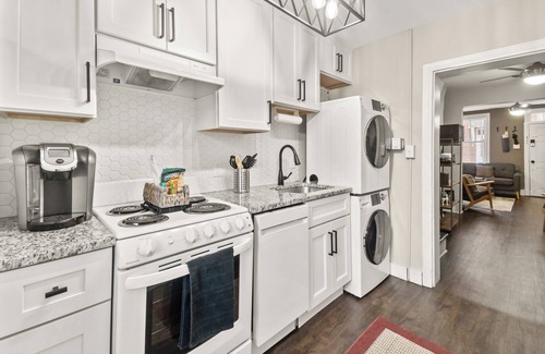 Downtown House | Cottage on the Creek - Cozy 2BR Rowhome in the Center of Downtown
