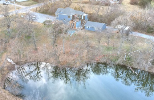 Guthrie Cottage | COTTAGE ON THE POND / PETS + RV HOOKUP