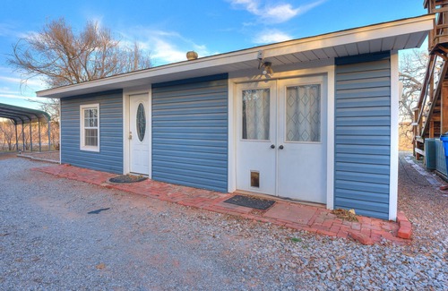 Guthrie Cottage | COTTAGE ON THE POND / PETS + RV HOOKUP