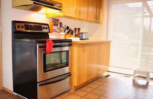 Bailieboro House | Cottage on the PondnModern furnished 4 bedroom house on a private pond
