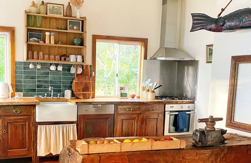 Tinderbox Cottage | Cottage overlooking marine reserve - 1 minute to beach