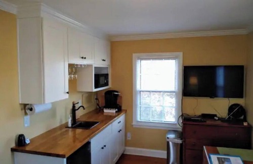 Keene House | Cottage Retreat - Wine, Horses, Convenient