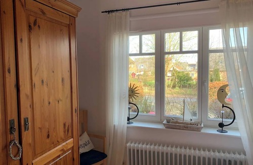 St. Peter-Ording Cottage | Cottage 'Seekiste' with Private Terrace, Shared Garden and Wi-Fi