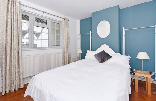 West Byfleet Apartment | Cottage style apartment close to trains to London