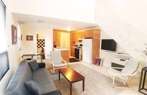 Woodbridge House | Cottage-style detached house in the city - 30 days and longer