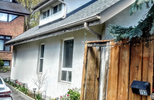 Woodbridge House | Cottage-style detached house in the city - 30 days and longer