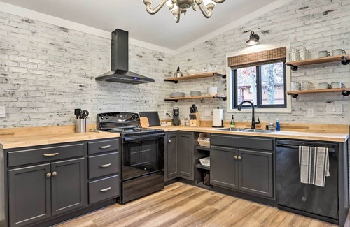 Osage Beach Cottage | Cottage w/Grill & Fire Pit in Osage Beach!