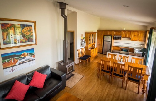 Lovedale Cottage | Cottages on Lovedale - No. 1 - 3 bedroom, 2 bathroom cottage in sensational Lovedale location