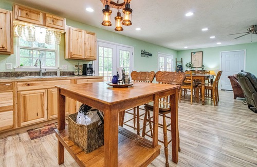 Cotter House | Cotter Home w/Deck ~ 1 Mi to Big Spring Park!