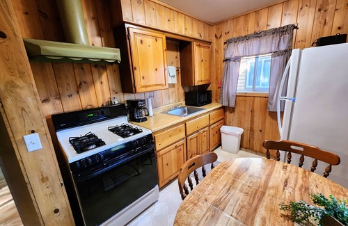 Pinetop-Lakeside Cabin | Cottonwoods Cabin at Lazy Oaks Resort- Lake View!