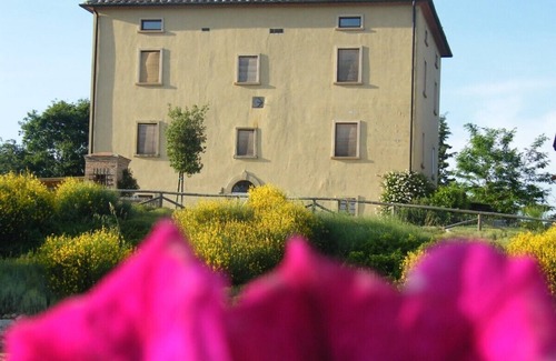 Castelnuovo di Val di Cecina Apartment | Country farmhouse with large organic swimming-pool and garden