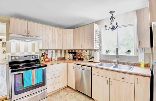 South Stormont House | Country 5 Bed 1.5 Bath - charming cottage w/gym,1HR to Ottawa & Montreal