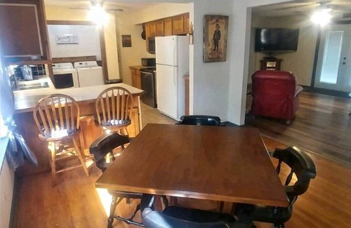 Manhattan House | Country charm less than 1 mile from Bill Snyder Family Stadium
