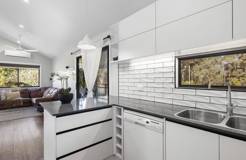 Woolgoolga House | Country Club Retreat