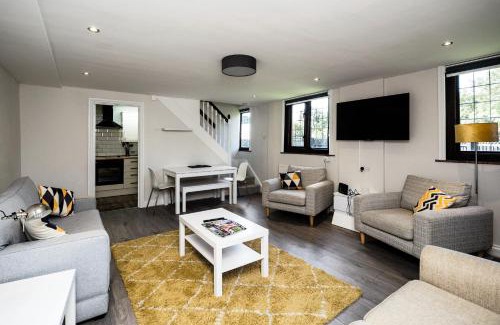 Upper Dicker House | Country Cottage 2BR with Hot Tub and Tennis Court