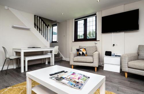 Upper Dicker House | Country Cottage 2BR with Hot Tub and Tennis Court