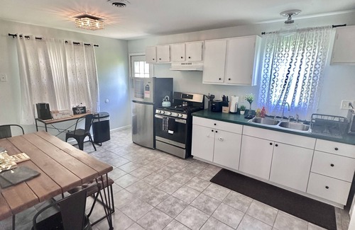 Eastpointe House | Country Cottage Ranch Extended Stays - Central Location- 58”TV 600 wifi