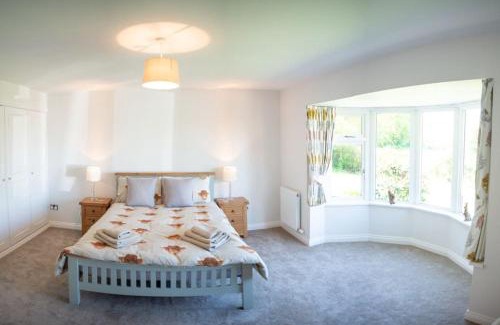 Kingswood House | Country Crabtree Bungalow with large wild garden