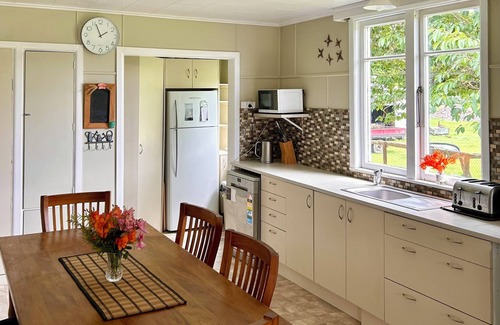 Nukuhou House | Country Escape By The Beach - Pet Friendly!