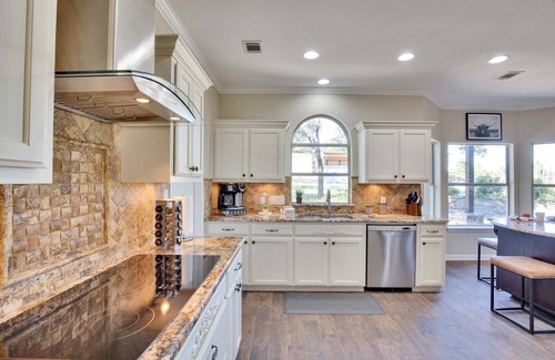 West Cave Estates House | Country Estate with Hot Tub On Several Private Acres Minutes From Downtown DS!