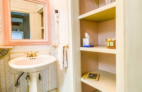 San Angelo Bed & Breakfast | Country French - Inn at the Art Center