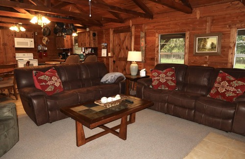 Muldoon Cabin | COUNTRY GET AWAY ONLY 1HR from Austin & 1 1/2HRS from San Antonio & Houston