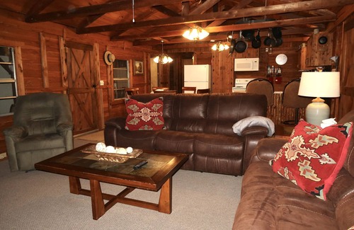 Muldoon Cabin | COUNTRY GET AWAY ONLY 1HR from Austin & 1 1/2HRS from San Antonio & Houston
