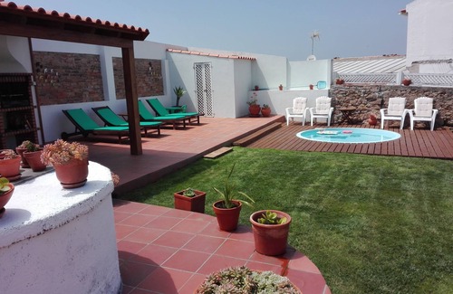 Alcobaca House | Country house 4km from the sea. Enclosed garden. Children's pool. Pets welcome.