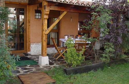 Olmedo Apartment | Country house - 5 people: Charming country house with beautiful views of the garden